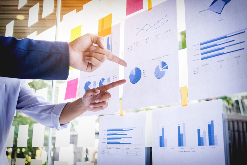 Businessman making presentation with his colleagues and business Consultoria Empresarial e Levantamento de Processos em Empresas da Construção